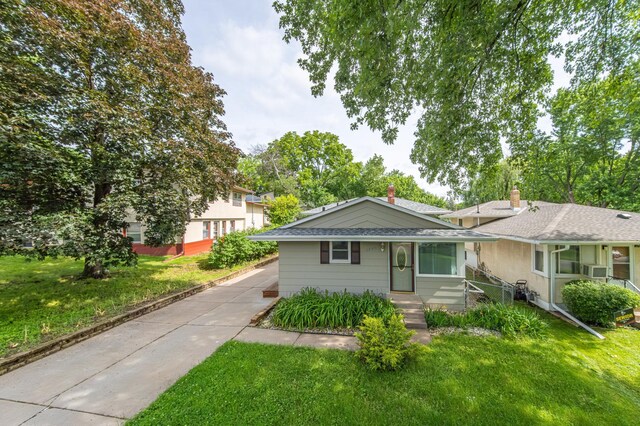 view of front of home featuring a front yard