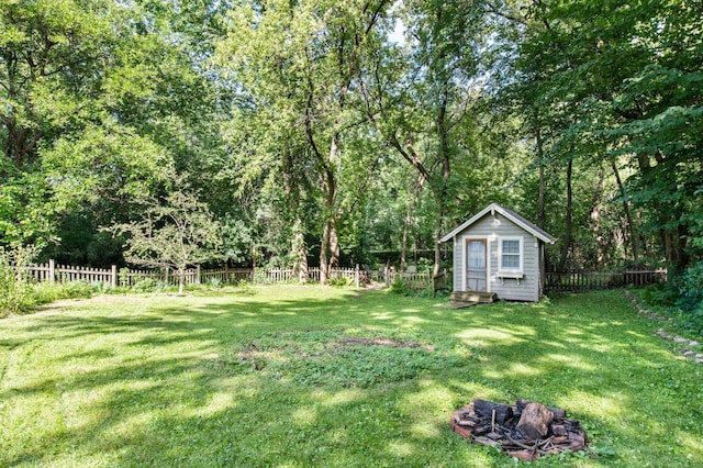 view of yard with a storage unit