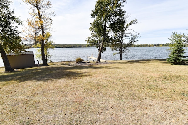 view of yard featuring a water view