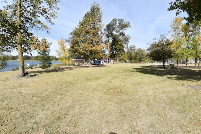 view of yard featuring a water view