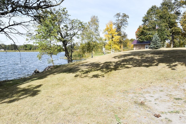 view of yard featuring a water view