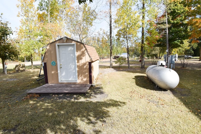 view of outdoor structure featuring a yard