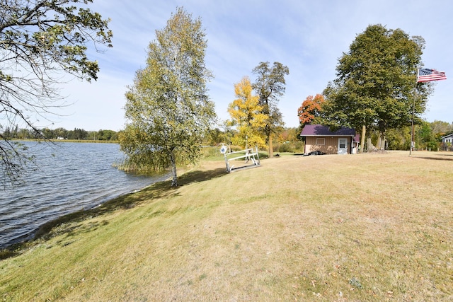 view of yard featuring a water view