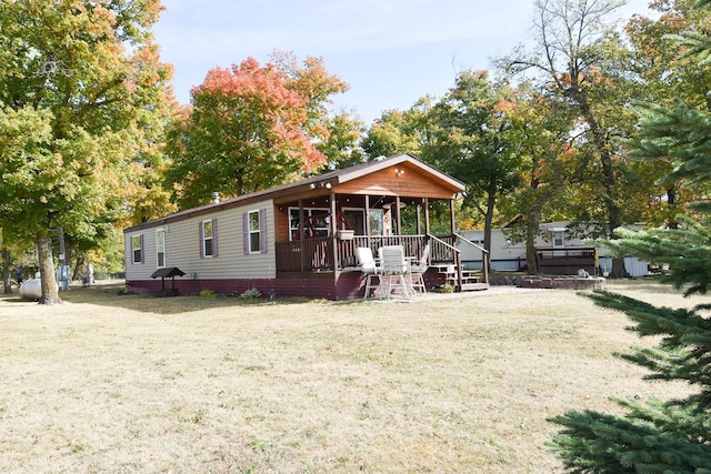 view of front of property featuring covered porch and a front yard