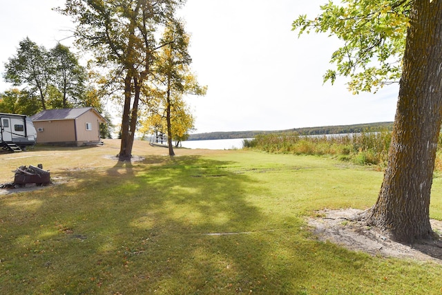 view of yard featuring a water view