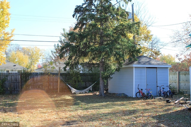 view of yard featuring a shed