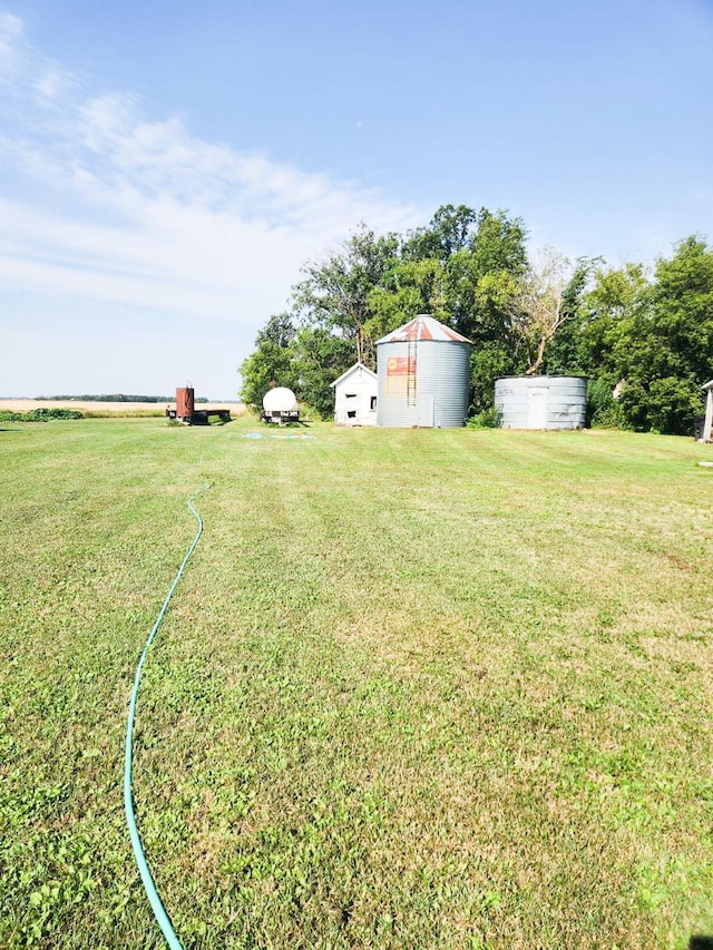 view of yard featuring an outbuilding