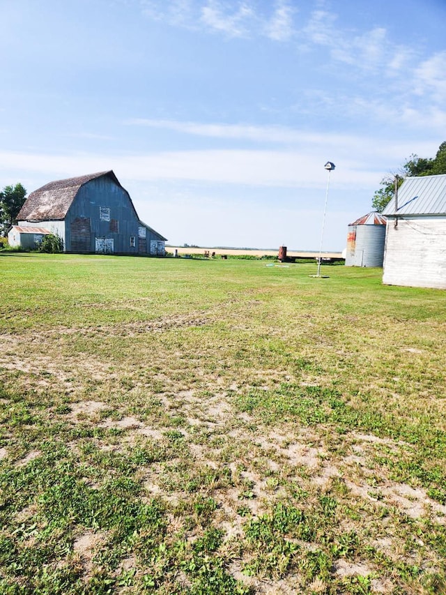 view of yard with an outbuilding