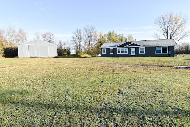 view of yard featuring an outdoor structure