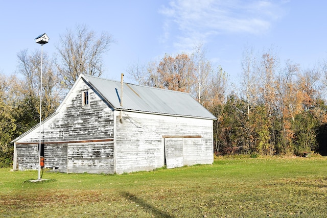 view of outdoor structure with a yard