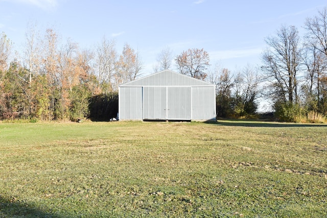 view of outdoor structure featuring a yard