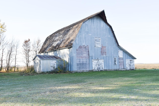 view of outdoor structure featuring a yard