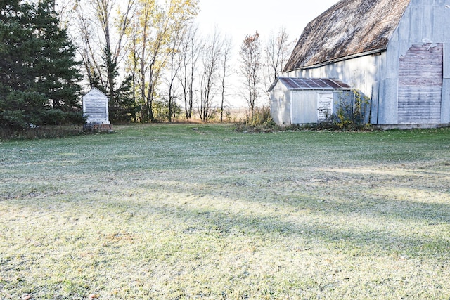 view of yard featuring an outbuilding