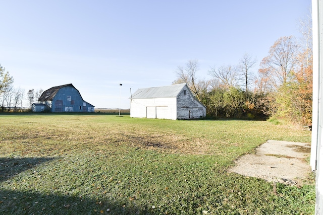 view of yard featuring an outbuilding