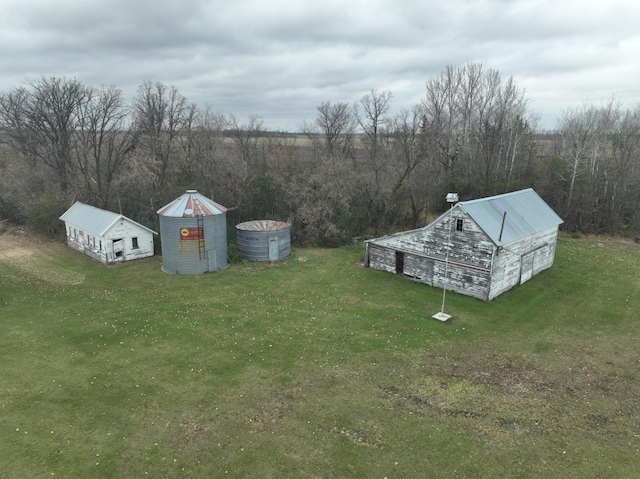 view of yard featuring an outdoor structure