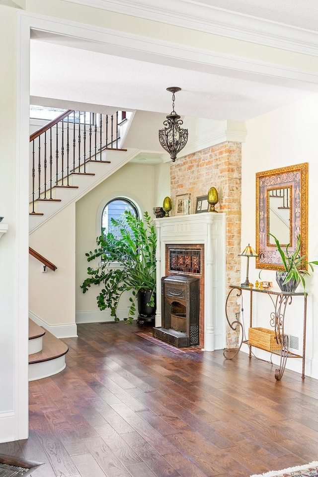 living room featuring crown molding, a notable chandelier, and wood-type flooring