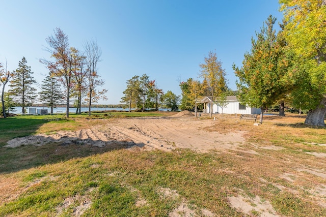 view of yard featuring a water view