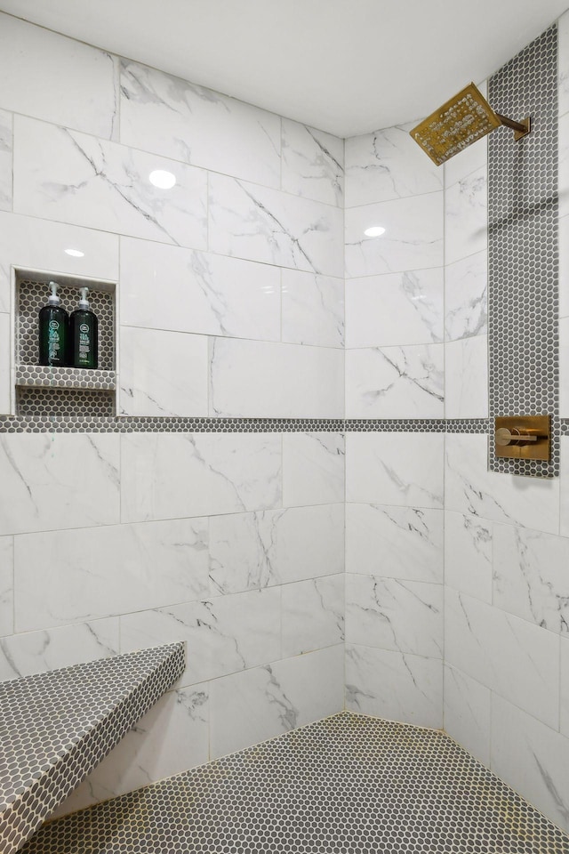 bathroom featuring tiled shower