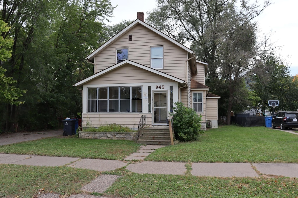 view of front of home featuring a front lawn