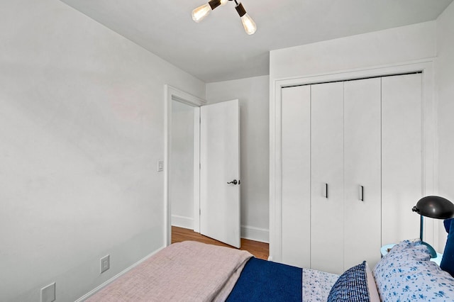 bedroom featuring hardwood / wood-style flooring, a closet, and ceiling fan