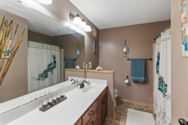 full bathroom featuring vanity, a shower with curtain, visible vents, baseboards, and toilet