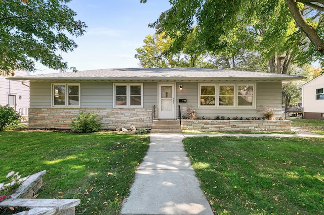 view of front of property featuring a front lawn