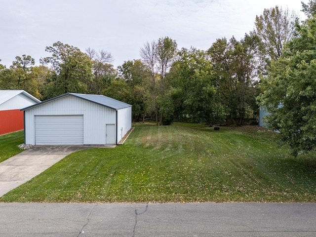 view of yard with an outdoor structure and a garage