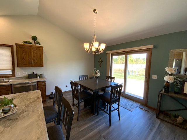 dining space with sink, lofted ceiling, a chandelier, and dark hardwood / wood-style flooring