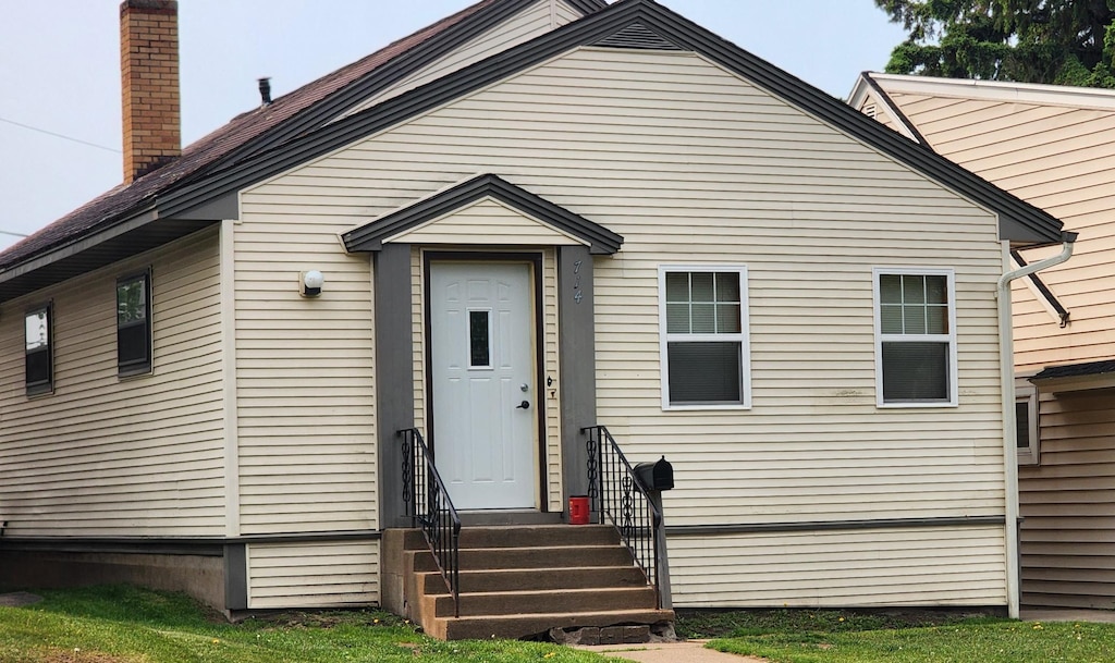 714 Cleveland St, Eveleth, MN 55734 - view of front of property featuring a chimney