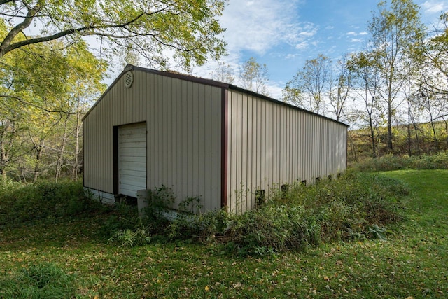 view of outdoor structure featuring a yard