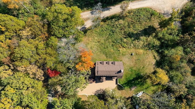 birds eye view of property featuring a forest view