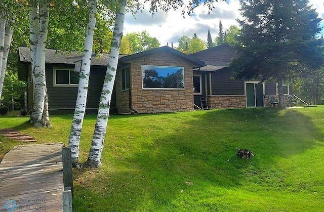 view of front of house featuring a front lawn