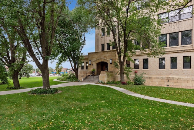 view of front of property featuring a front lawn