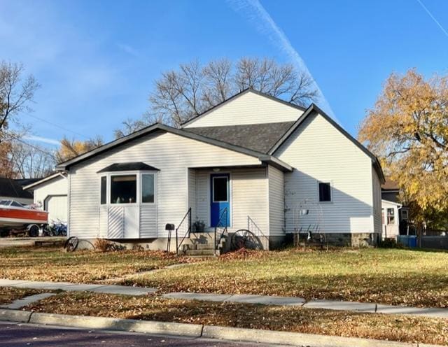 view of front of house featuring a front lawn