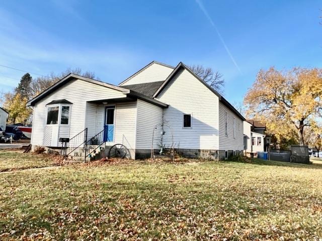 back of house featuring a yard