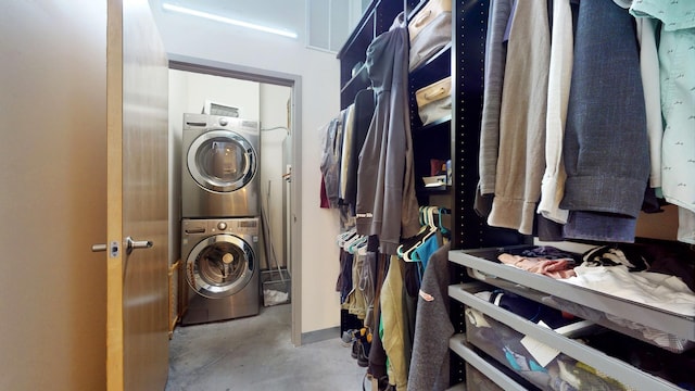 walk in closet featuring stacked washer / dryer