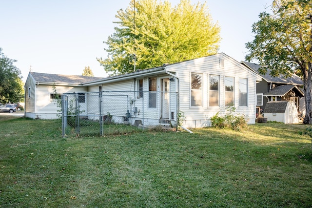 view of front of home featuring a shed and a front yard