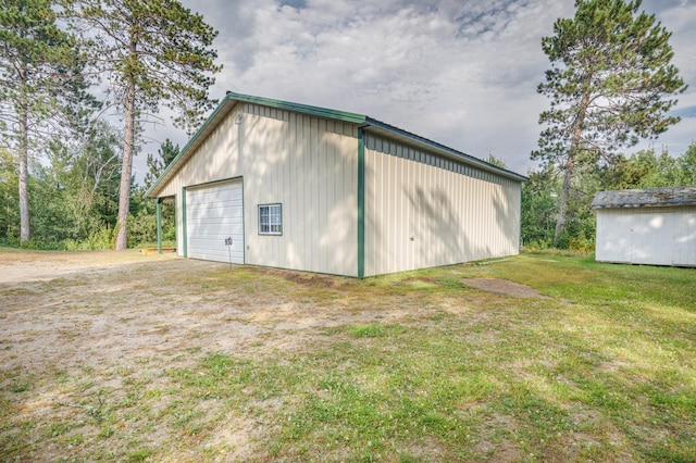 view of outdoor structure featuring an outbuilding and dirt driveway