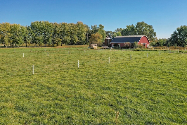 view of yard featuring a rural view