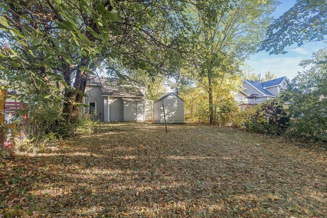 view of yard featuring a storage shed