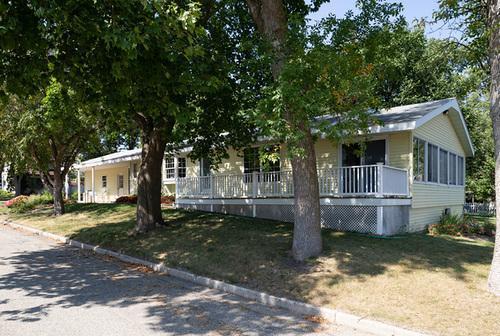 view of front of home featuring a front yard