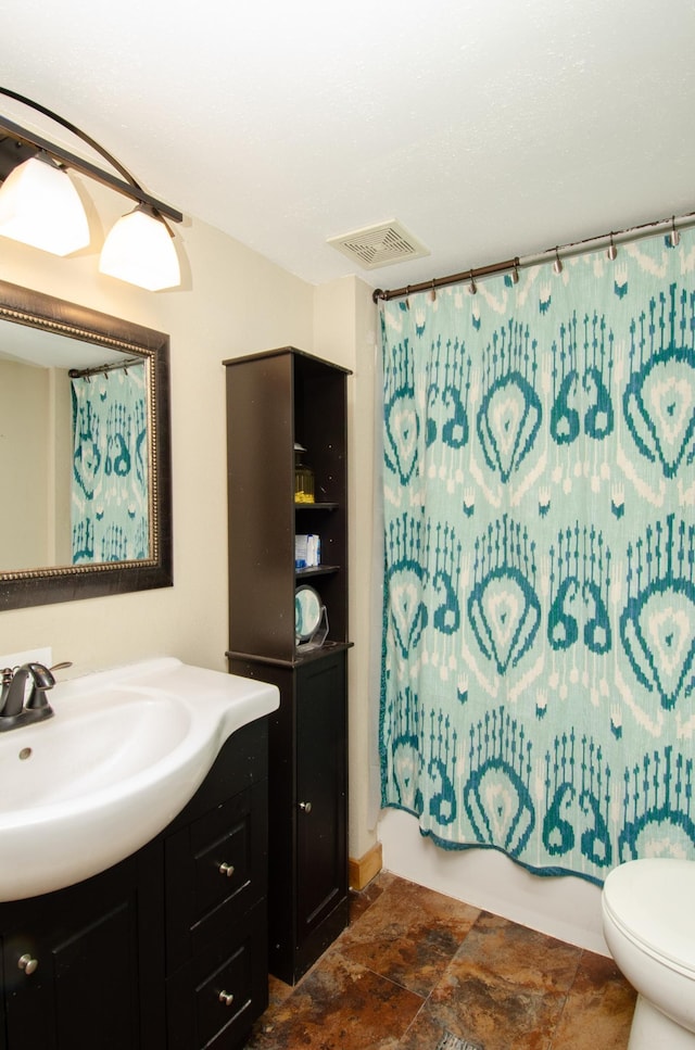 full bath featuring toilet, shower / bathtub combination with curtain, visible vents, and vanity