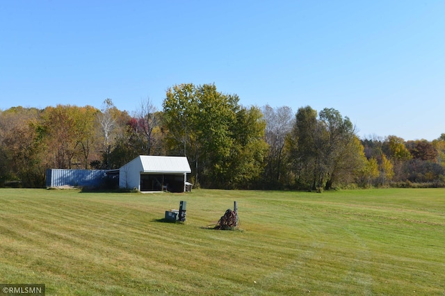 view of yard with an outdoor structure