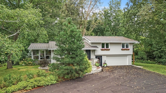 view of front of property featuring a garage and a front yard