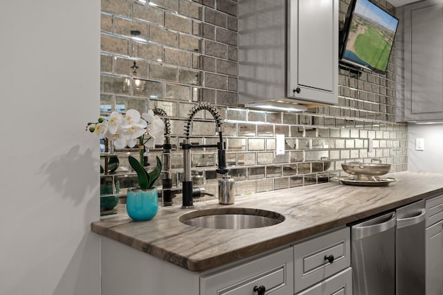 kitchen with sink and decorative backsplash