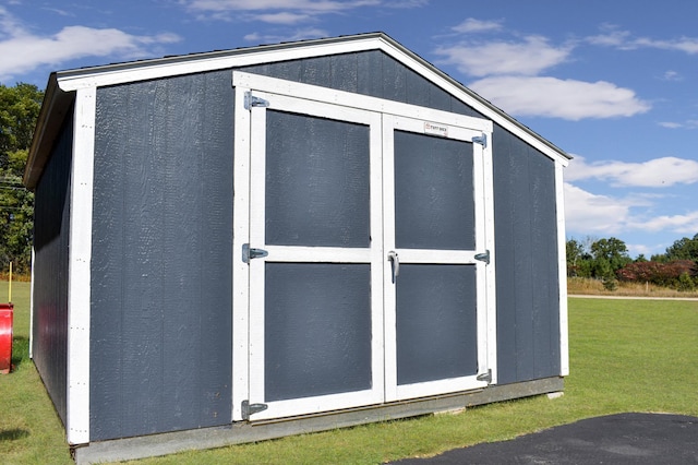 view of outbuilding featuring a yard