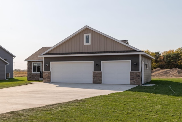 craftsman inspired home featuring a front lawn and a garage