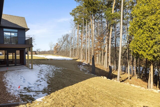 view of yard with a balcony