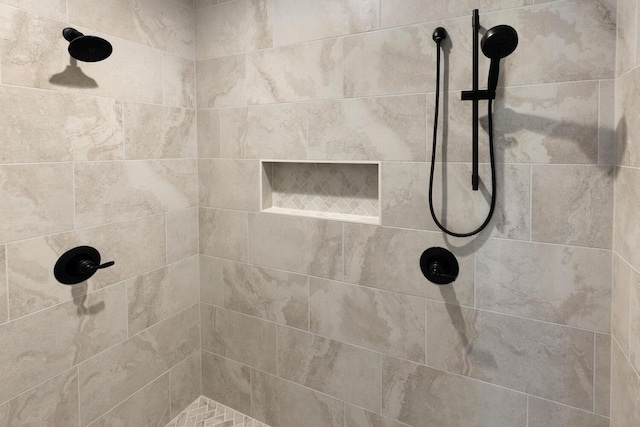 bathroom featuring tiled shower