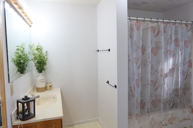 full bathroom featuring baseboards, a shower with shower curtain, and vanity
